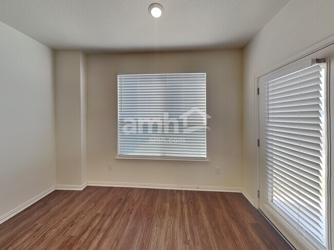 Building Photo - 2721 Meadowood Heights