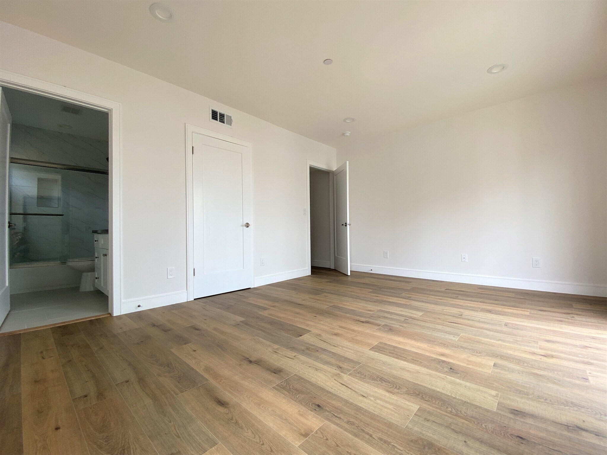 Building Photo - 545 N Kingsley Dr