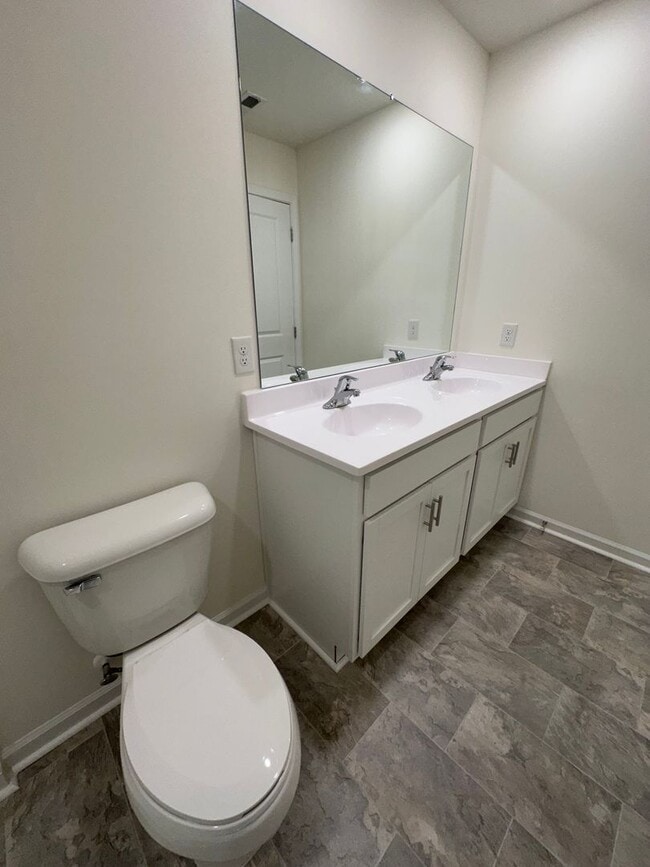 Building Photo - 3 Bedroom / 2.5 Bath Townhome Kingsport, TN