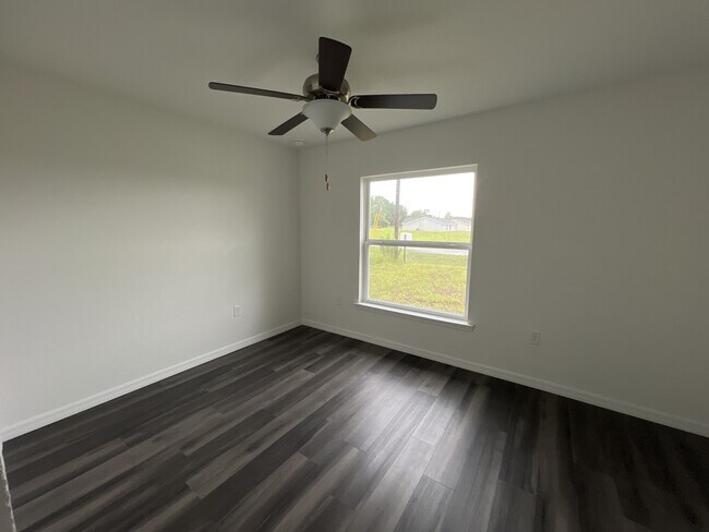 Building Photo - 18 Maple Ln