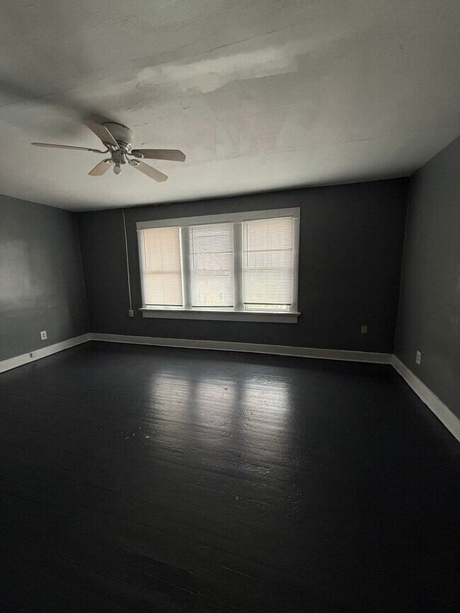 Building Photo - Spacious 2 bedroom home