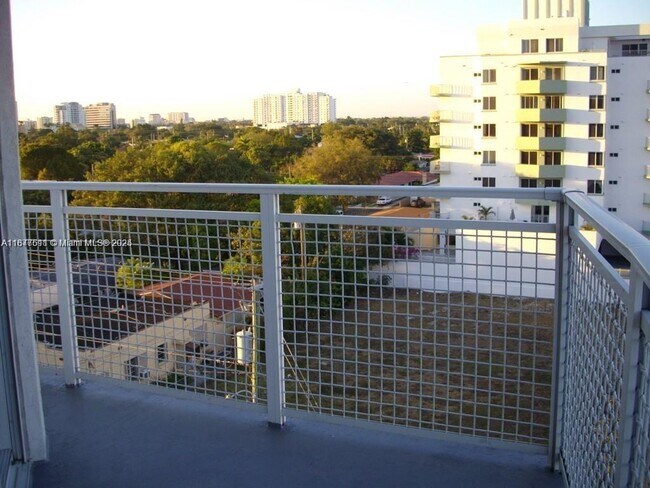 Building Photo - 2600 SW 27th Ave