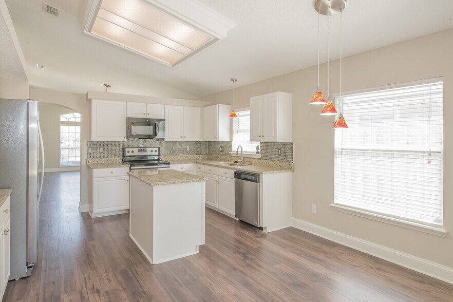 Building Photo - 878 S Lilac Loop