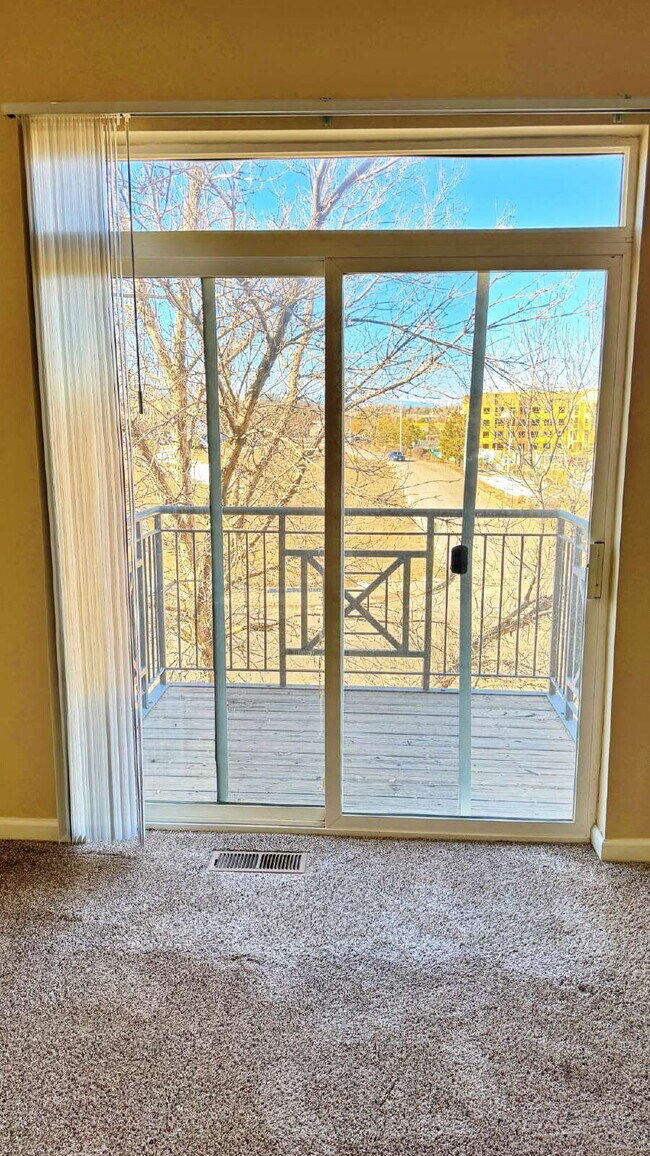 Building Photo - Spacious 2 Bed 2 Bath Townhome across from Aurora Mall and I-225, Close to Buckley SFB!