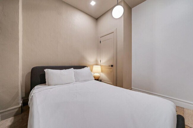 Building Photo - 505 E Travis St