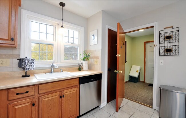 Building Photo - 5 Tunxis Pl