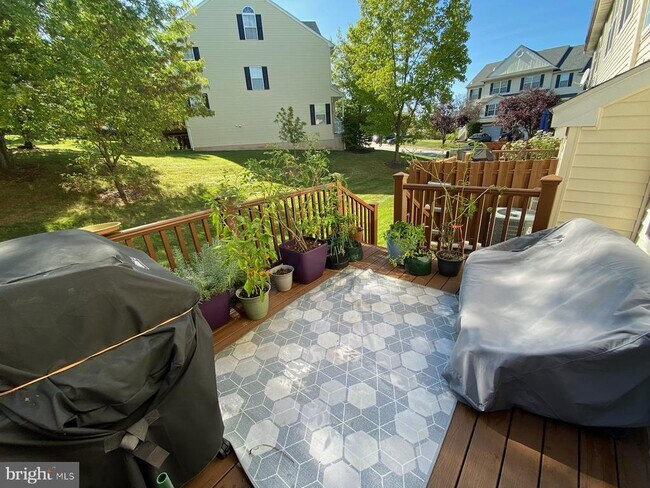 Building Photo - 805 Rosehill Dr