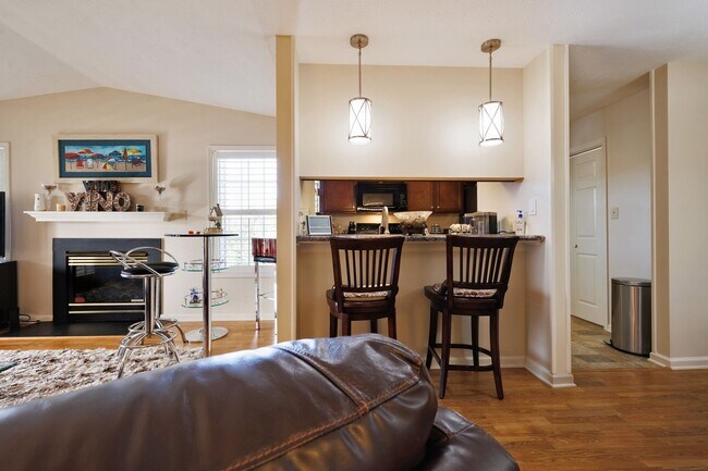 Building Photo - Furnished or Unfurnished Top Floor Condo