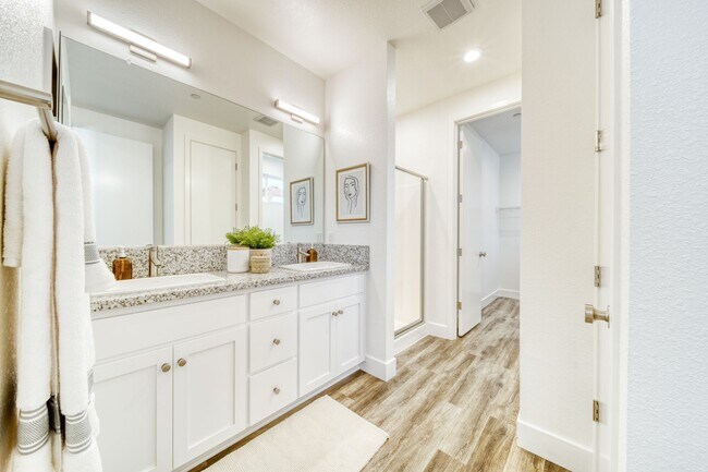 Building Photo - D62