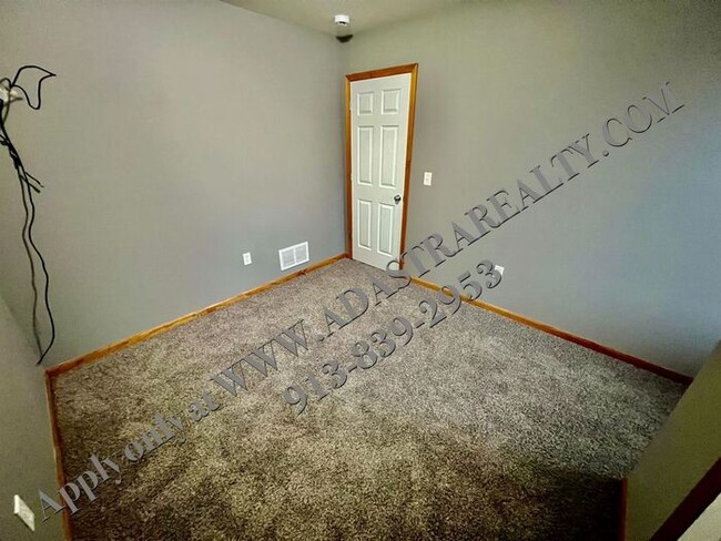 Building Photo - Spacious Edgerton Duplex-Available NOW!!