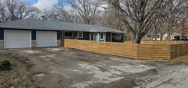 Building Photo - 2513 Hillcrest Dr