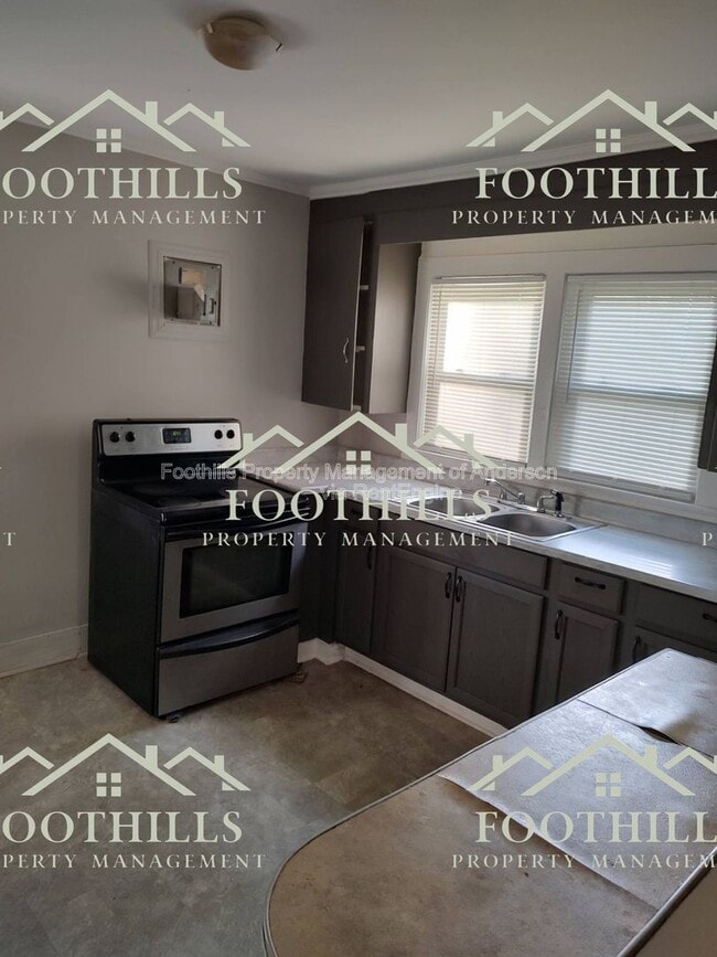 Building Photo - 1302 Robbins Dr
