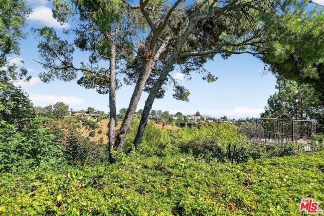 Building Photo - 2042 Linda Flora Dr