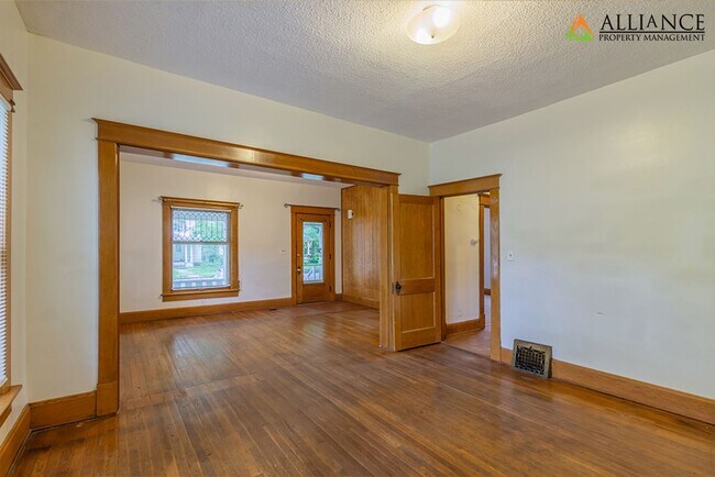 Building Photo - 800 Osage St