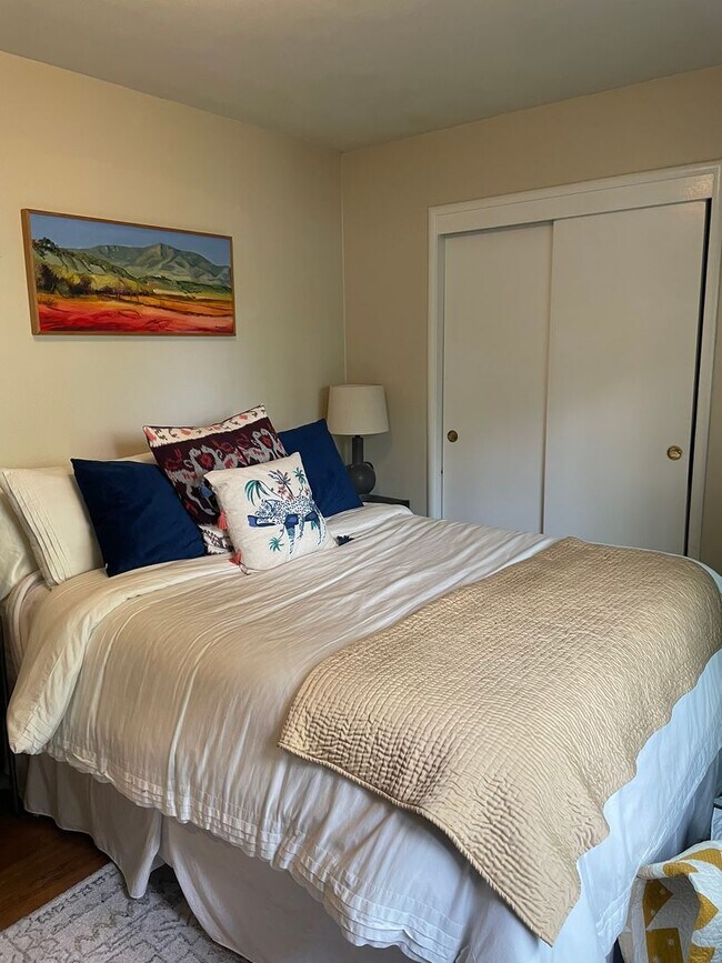 Building Photo - Charming 3 bedroom home in quiet neighborhood with detached office!