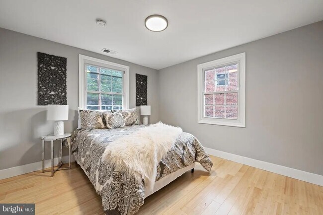 Building Photo - 28 Kennedy St