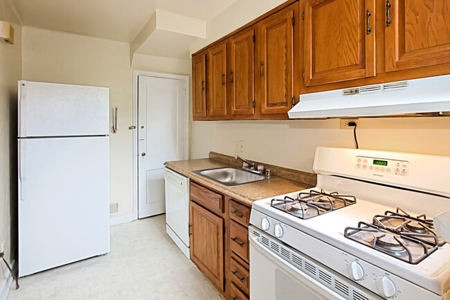 Building Photo - Blocks to Crystal City Metro and just minutes to Washington, D.C. via the 14th Street Bridge