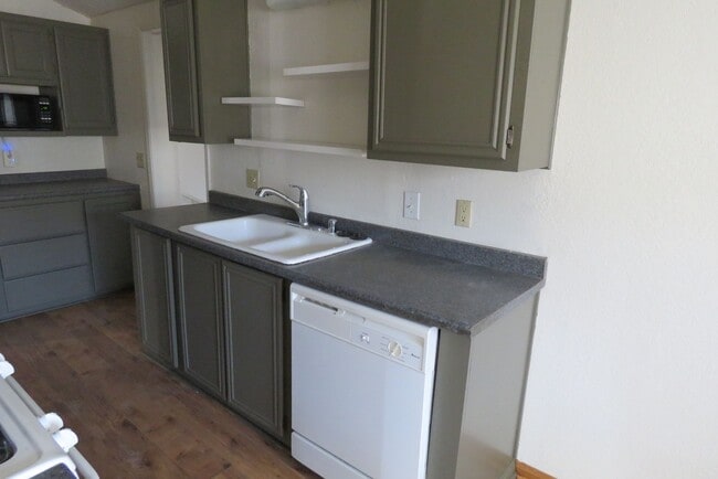 Building Photo - Quiet with Great Views! Available 11/1/25!