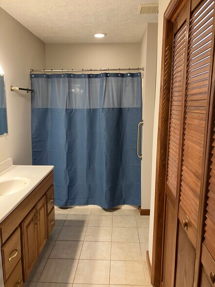 Primary Bath & Laundry (right side closet - 4747 Knollwood Dr NW