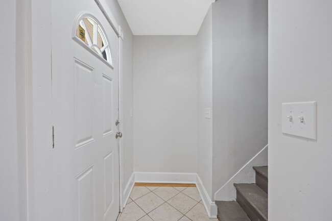 Building Photo - MADISONVILLE - Spacious 3 - 4 bedroom,  1 ...