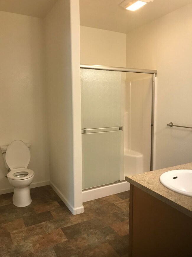 Building Photo - Three bed, two bath Ashland home for rent | Available June