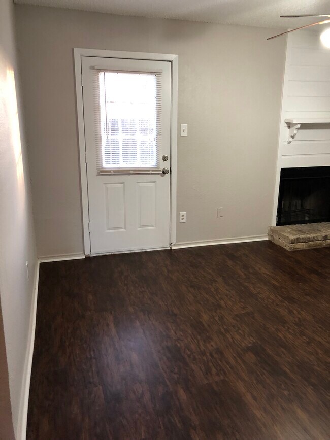 Building Photo - 909 NW Summercrest Blvd