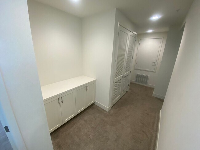Building Photo - Modern Condo Living in the Heart of Alameda – Prime Location!