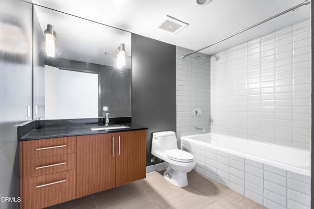 Building Photo - 530 S Hewitt St