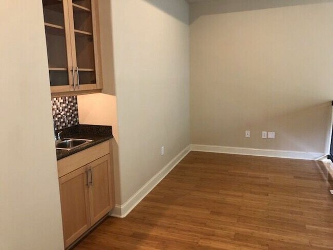 Building Photo - Urban Lofts unit! - PRE-LEASE FOR AUGUST 2026