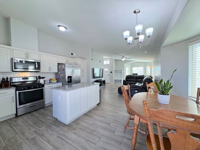 Building Photo - Beautiful 3 Bed 2 Bath with Refrig A/C!