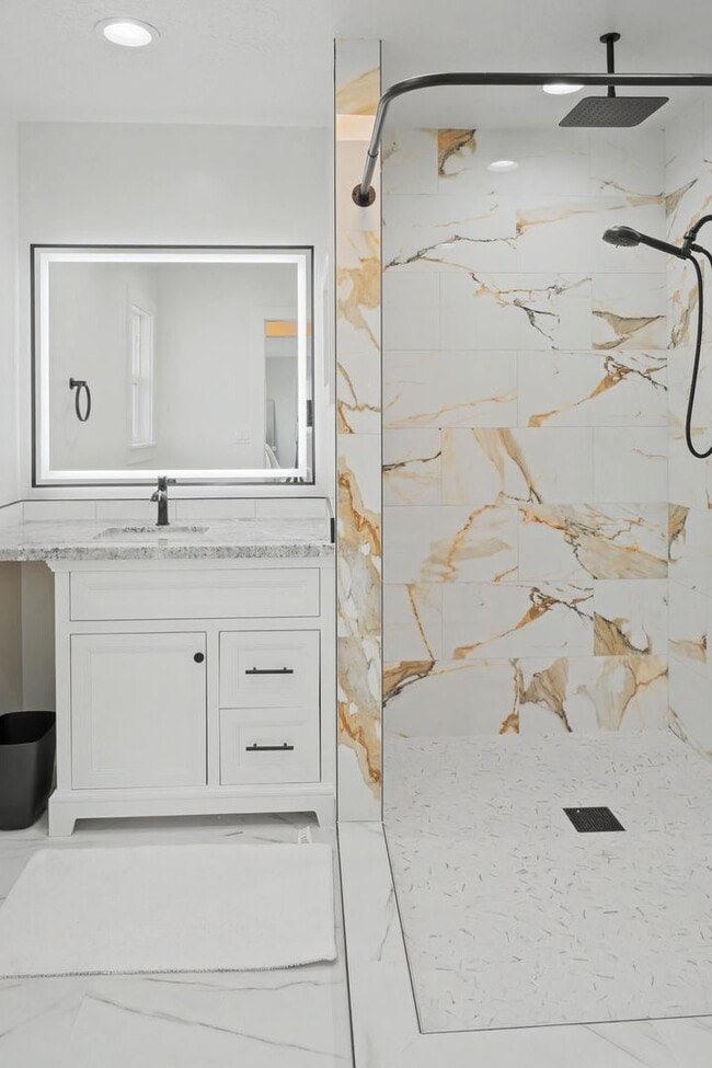 Building Photo - 709 Komo Pl