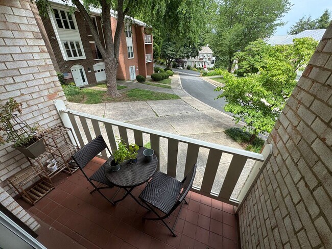 Building Photo - Refreshing 4 Bed 2/2 Bath End Unit Townhom...