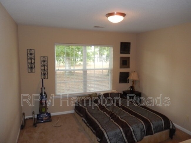 Building Photo - 7885 Park Gate Dr
