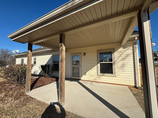 Building Photo - Stunning 3 bedroom/2 Bath Home in Gray