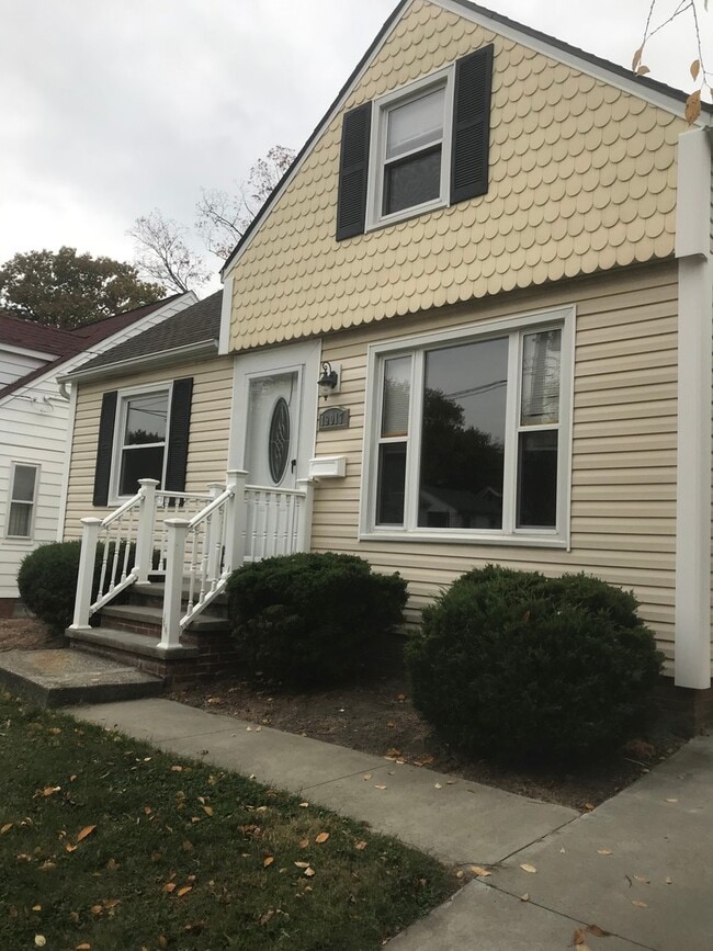 Building Photo - 3 Bedroom 1 bath home for lease in Maple H...