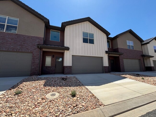 Building Photo - HURRICANE TOWNHOME FOR RENT!