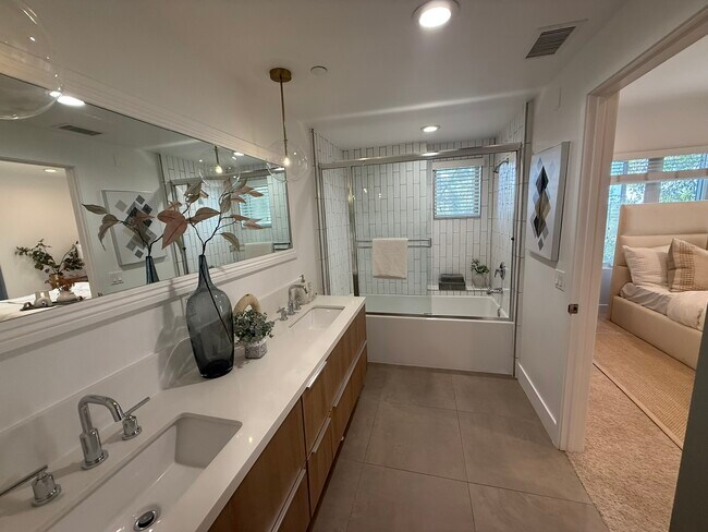 Building Photo - 239 S Marengo Ave