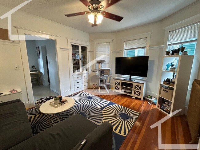 Building Photo - Large, 3 bed in Oak Square