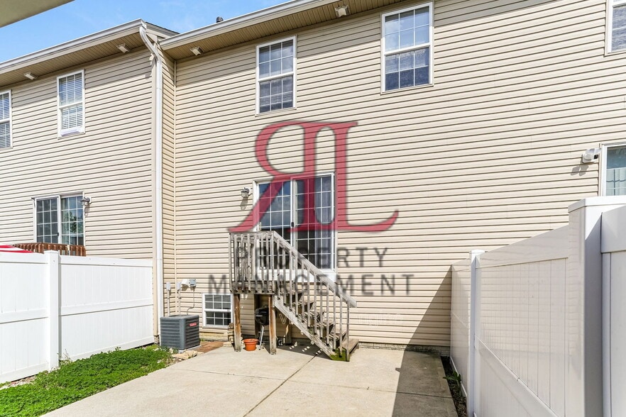 Building Photo - 323 Oxford Oak Dr