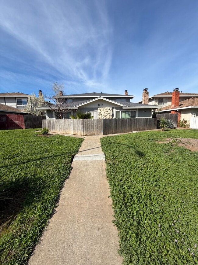 Building Photo - 2 Bedroom Townhouse in Foothill Farms