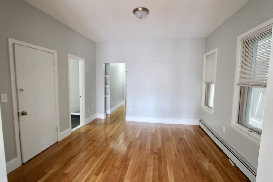 Building Photo - 460 Saratoga St