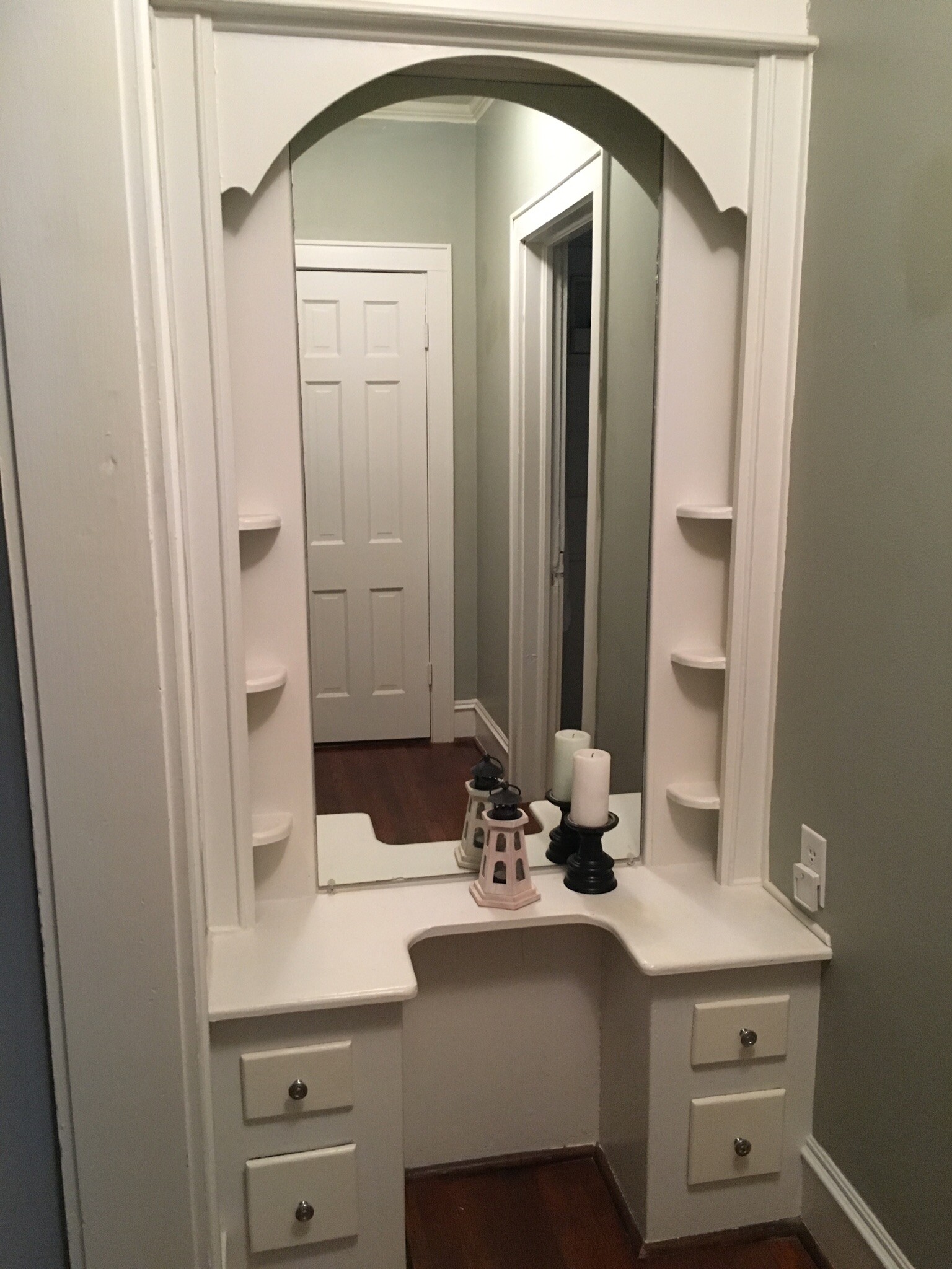 Vintage dressing vanity leads into bathroom - 211 Davis St