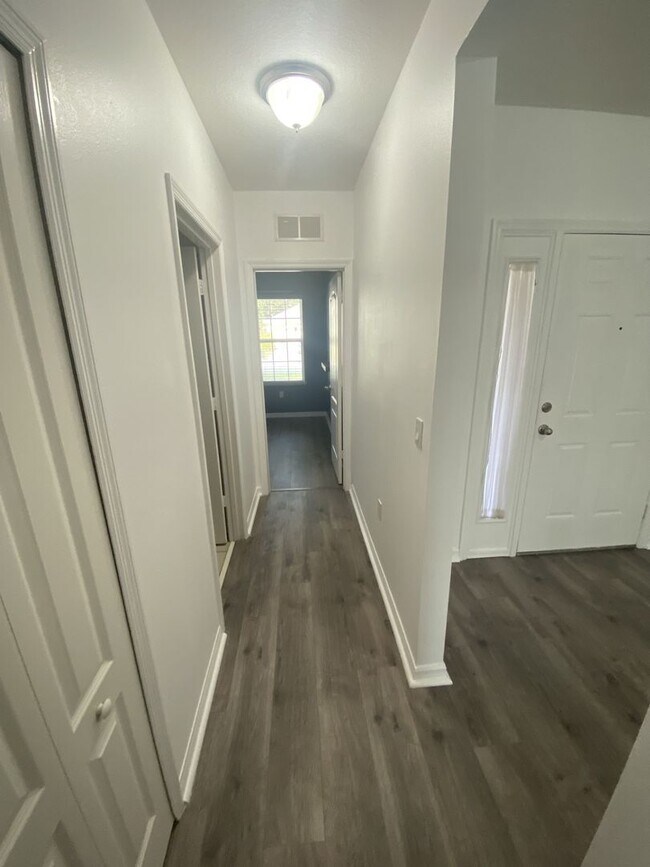 Building Photo - Spacious 3 bedroom 2 bathroom home in the Sawgrass community