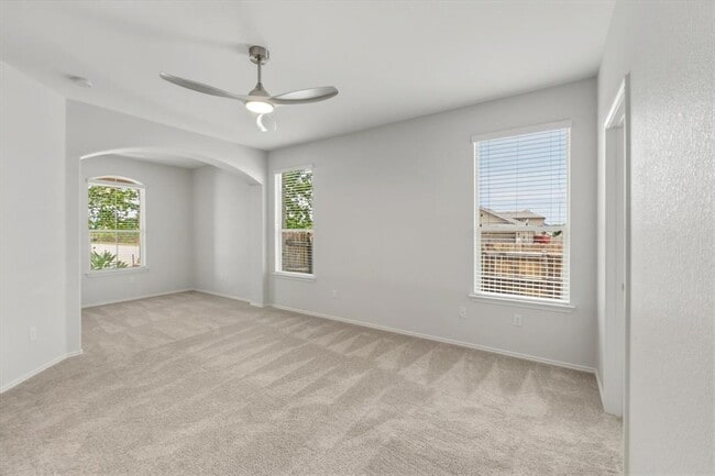 Building Photo - 301 Serpentine Ln