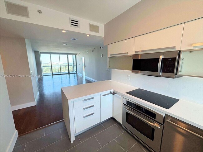 Building Photo - 601 NE 36th St