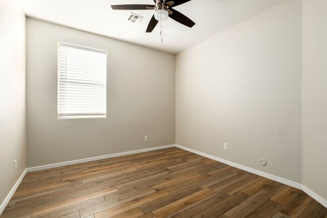 Building Photo - 3 bedroom Home!!