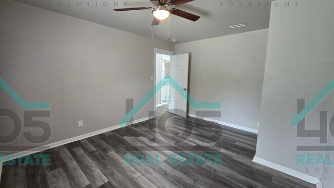 Building Photo - 3 Bedroom MWC w/Flex room!
