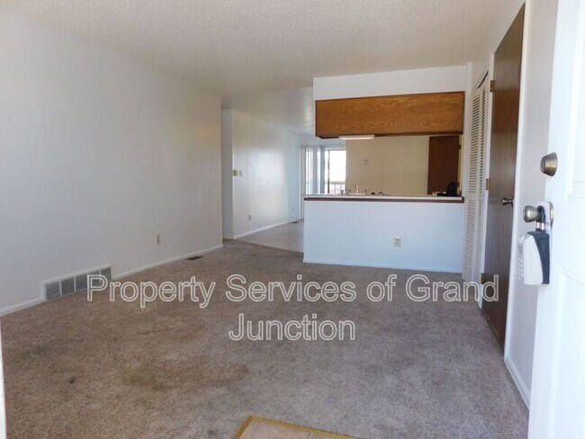 Building Photo - 1102 E Carolina Ave