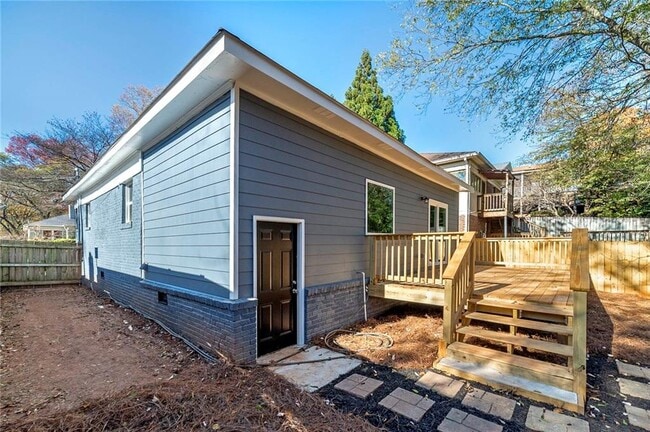 Building Photo - 944 Woodland Ave SE