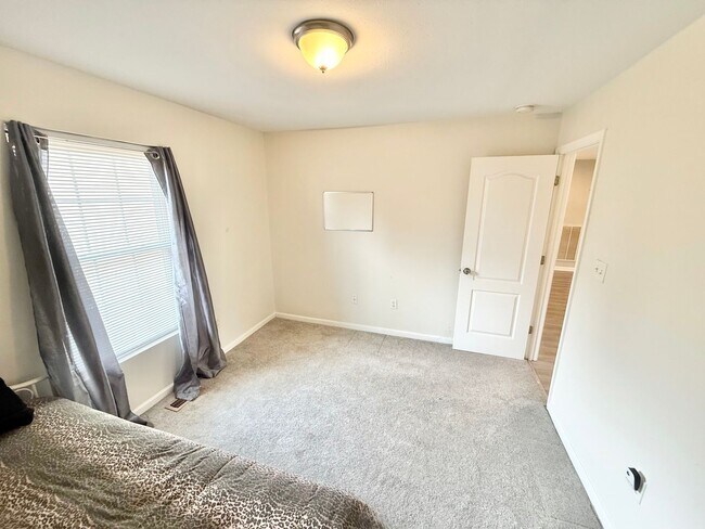 Building Photo - **4bed near MIL base- GRANITE/STAINLESS STEEL Appliances~ Roomates welcome!